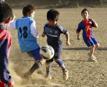Claudio Nancufil, argentino de ocho años de edad, prodigio de los Andes del sur, que podría confundirse con un clon de Lionel Messi en poco tiempo puede tomar el mismo camino a la gloria del fútbol como el as de Barcelona. Nancufil, pequeño para su edad, se ha convertido en una sensación en los medios desde que salió como un talento inusual en el modesto club de Martin Guemes en la estación de esquí de Bariloche.