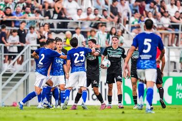 Jugadores del Betis y del Como se enzarzan en una pelea momentos antes del descanso.  En la imagen, la agresión de Maximo Perrone a Pablo Fornals.