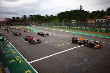 Salida en el Gran Premio de Emilia-Roma?a de F¨®rmula 1.