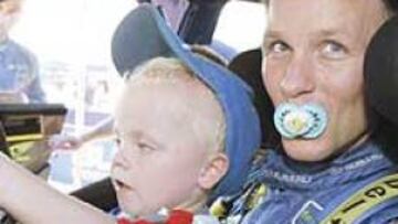 <b>SOLBERG, RIVAL DE SAINZ. </b>El piloto de Subaru, en la imagen con su hijo, está a dos puntos del español.