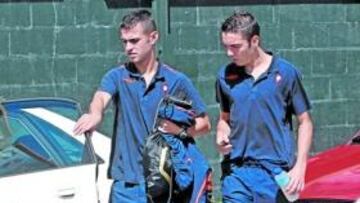 <b>SAVIA NUEVA. </b>Iago Aspas y Candela pueden ser las grandes novedades en el once de Eusebio en la Ciudad Deportiva del Sevilla. En la fotografía, ambos se dirigen al autobús celeste.