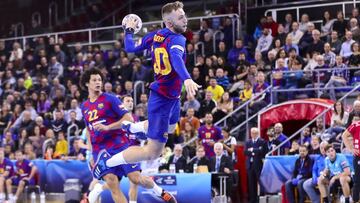 Aleix G&oacute;mez lanza durante el partido de Champions League de Balonmano entre el Barcelona y el Flensburg.