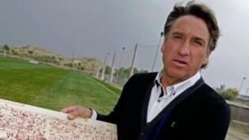 <b>DE MALAGUISTA. </b>Esteban posa para AS con la foto de un once del CD Málaga en el que él jugaba.