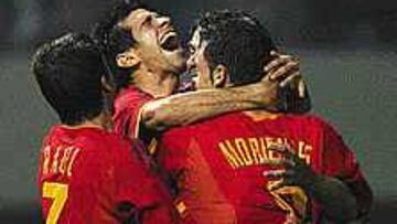 <b>ALEGRÍA DESBORDADA.</B> Morientes y Raúl felicitan a Valerón después de que el canario hiciera el segundo gol español.