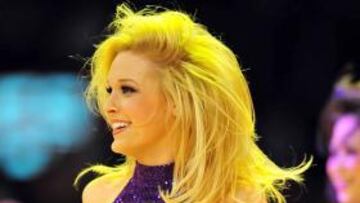 <b>Prodigios de la NBA. </b>Las cheerleaders son un universo apasionante. La que hoy nos acompaña tiene cabeza de los 80 (tipo Cheryl Ladd), gesto de los 60 (estilo Marisol) y cuerpo intemporal (busquen su propia musa). El despiste de los Lakers, por otro lado, tiene perfecta explicación.