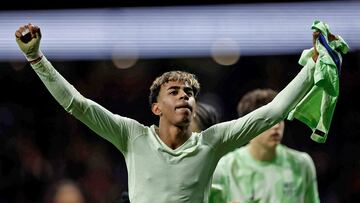 2-3. Lamine Yamal celebra el tercer tanto que marca en el descuento.