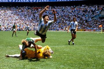 Lo intent¨® hasta el final, pero esta vez no encontr¨® el gol. Aun as¨ª, estuvo cerca y si el brasile?o Arppi Filho hubiera se?alado penalti en la ¨²ltima jugada del encuentro, en la que Schumacher fue a un bal¨®n dividido con Maradona y est¨¦, tras tocar el esf?erico, salt¨® por los aires, no hay duda de que Diego hubiera lanzado la pena m¨¢xima. El enga?o no funcion¨®, Maradona exager¨® el contacto y se levant¨® con una sonrisa a sabiendas de que el ¨¢rbitro no hab¨ªa picado.