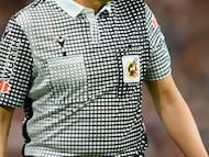 La indumentaria de los árbitros está inspirada en el modelo arbitral estrenado en el Mundial de 1994 en Estados Unidos, un momento que marcó un antes y un después en la estética del arbitraje internacional