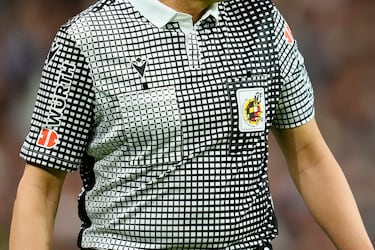 La indumentaria de los árbitros está inspirada en el modelo arbitral estrenado en el Mundial de 1994 en Estados Unidos, un momento que marcó un antes y un después en la estética del arbitraje internacional