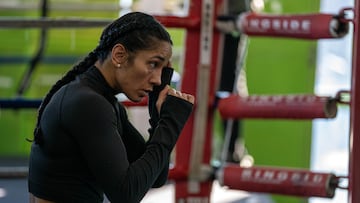 La púgil puertorriqueña Amanda Serrano, campeona con cuatro títulos en la categoría de peso pluma, entrenando en Brooklyn, Nueva York (EE.UU.).