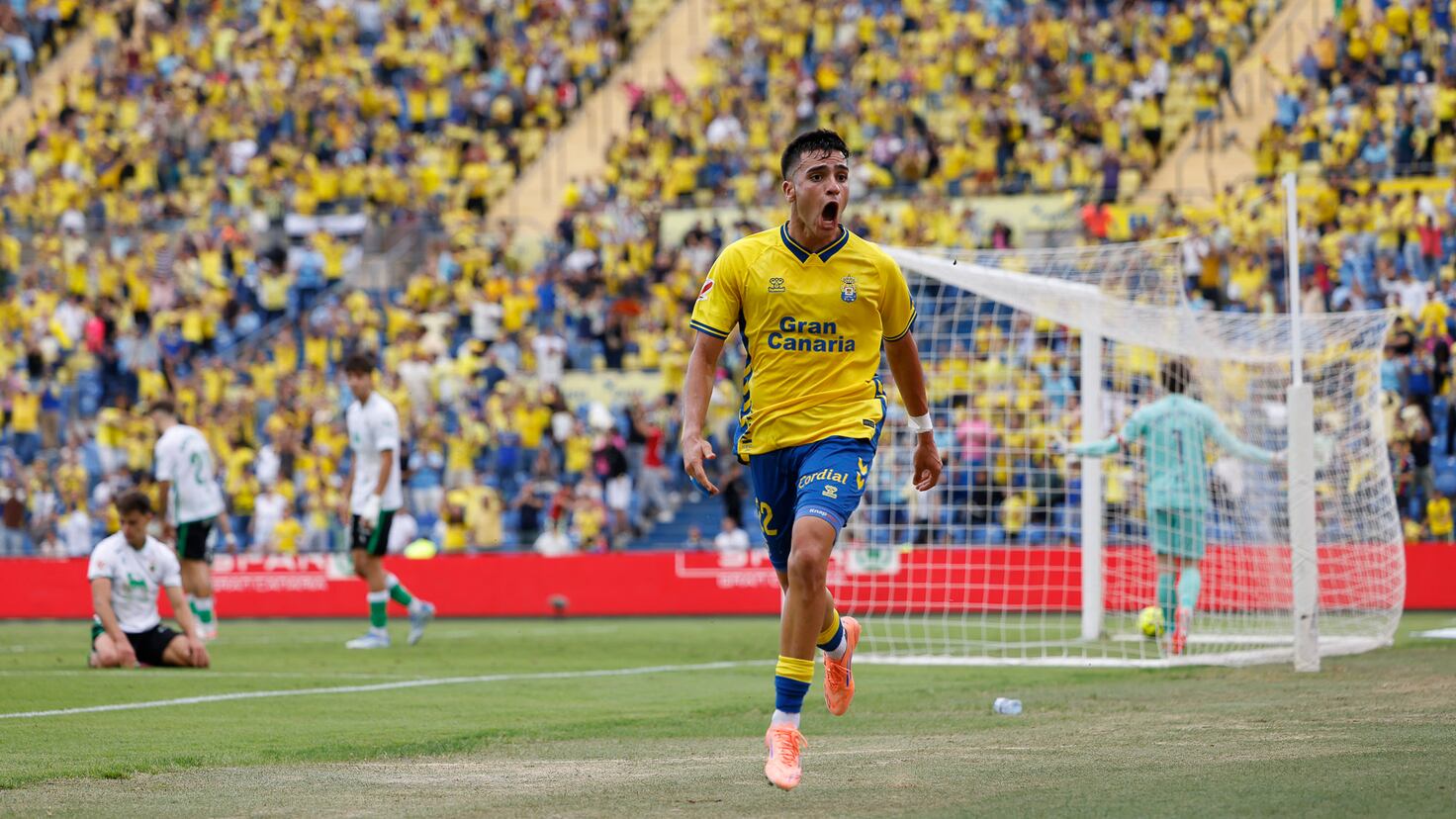 Las Palmas usa o martelo para enterrar o Racing Las Palmas usa o martelo para enterrar o Racing