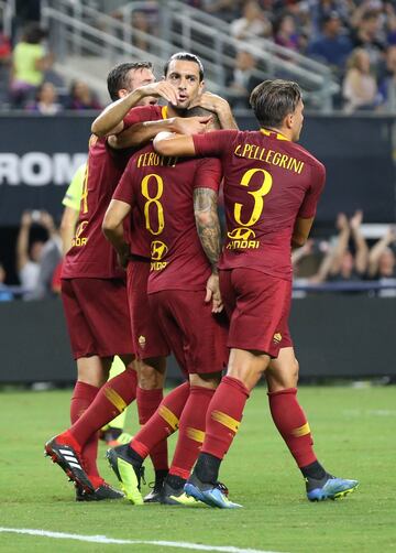 Barcelona 2-4 Roma | Barrida de Ramón Rodríguez dentro del área cometiendo penalti. Perotti no falló desde los once metros. 