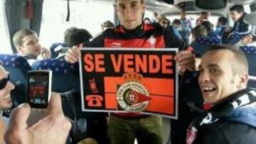 Hugo Mallo, en el autob&uacute;s con el cartel de Se Vende ofensivo para el Depor.