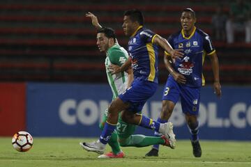 Gonzalo Castellani en la disputa del balón en el juego entre Nacional y Delfín.