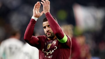 FILE PHOTO: Soccer Football - Champions League - Juventus v Manchester City - Allianz Stadium, Turin, Italy - December 11, 2024 Manchester City's Kyle Walker applauds fans after the match REUTERS/Guglielmo Mangiapane/File Photo