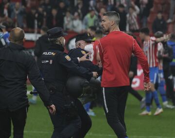 Bronca en el césped tras finalizar el partido entre los jugadores de ambos equipos. En la imagen, Borja López con la policí­a.