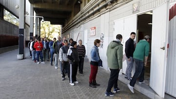 Colas en las taquillas de Vallecas.