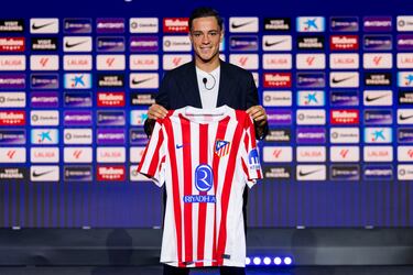 Giacomo Raspadori durante la presentación. 