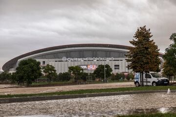 El aviso de la AEMET de alerta roja por previsión de lluvias torrenciales en Madrid obligó a suspender el encuentro entre el Atlético de Madrid y el Sevilla. Descubre en esta galería cómo se encuentra las inmediaciones del estadio.