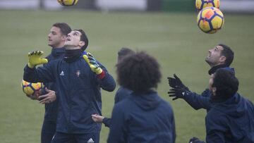 Sergio Herrera y Miguel Fla&ntilde;o lanzan balones a&eacute;reos en el entrenamiento de ayer.