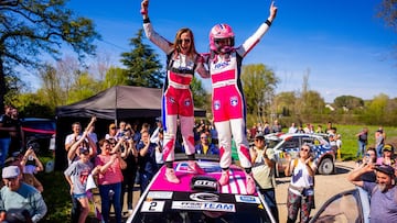 Sarah Rumeau y Julie Amblard celebran su triunfo en el Rally Terres de Causes.