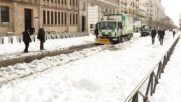 MADRID, 10/01/2021.- Un quitanieves despeja una calle en la zona de Cuatro Caminos en Madrid, este domingo. La M-30 ya vuelve a tener carriles habilitados a la circulaci&oacute;n en ambos sentidos, tras haber quedado cortada el s&aacute;bado por la nieve,