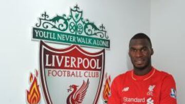 Christian Benteke, posa junto al escudo del Liverpool.