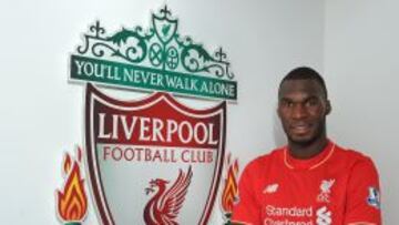 Christian Benteke, posa junto al escudo del Liverpool.