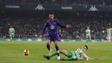 Brais M&eacute;ndez pierde el bal&oacute;n ante Marc Batra en el partido disputado por el Betis y el Celta en el Benito Villamar&iacute;n.
 