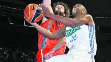 <b>CANASTÓN. </b>Bullock anota a aro pasado ante el 'aussie' Nielsen.