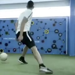 Mira el entreno de Santos Borré que perfecciona su técnica