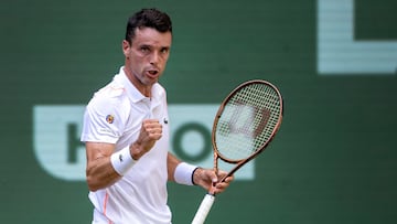 El tenista español Roberto Bautista celebra un punto durante el torneo de Halle 2023.