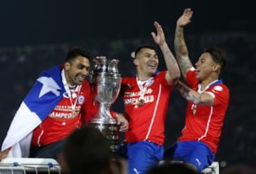 Gary Medel celebrando con el título de la Copa América. En la histórica obtención del trofeo, Medel marcó un tanto y fue uno de los pilares en la defensa chilena.