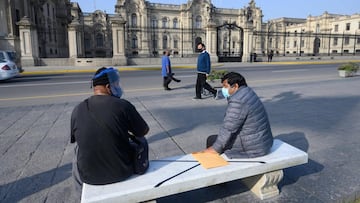 Mensit on a bench facing the presidential palace in Lima on September 16, 2020, days before Peruvian President Martin Vizcarra's impeachment procedures start. - Amid the new coronavirus pandemic and recession, Vizcarra will sit on the bench before the Congress, which seeks to remove him for "moral incapacity", for instigating two advisers to lie in the investigation of questioned contracts of a singer. (Photo by Cris BOURONCLE / AFP)