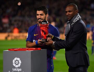 Eric Abidal entrega a Luis Suárez el trofeo como mejor jugador del de diciembre de LaLiga Santander.