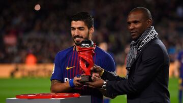 Eric Abidal entrega a Luis Suárez el trofeo como mejor jugador del de diciembre de LaLiga Santander.