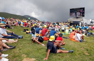 Los espectadores viendo la carrera en la llegada.