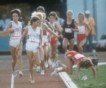 Los imprevistos pueden cambiar el curso de las carreras en cuestión de segundos, y los fotográficos de Getty Images están preparados para oprimir el obturador en el segundo exacto. Este es el caso de la atleta Mary Decker que, durante los Juegos Olímpicos de 1984 tropezó y que, los ojos de la opinión pública se sentaron sobre la atleta británica Zola Budd y la controversia.