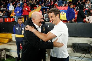 Pepe Mel con el tecnico del Rayo íñigo Pérez.
