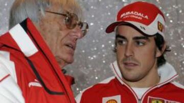 Bernie Ecclestone junto a Alonso en una imagen de archivo.