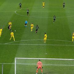 Alucinante: un portero de la Champions haciendo una parada de Benji y decisiva, tienen que verlo