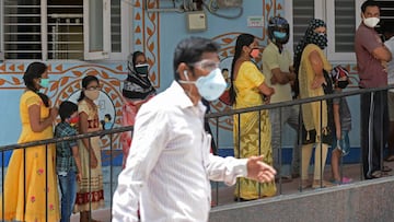 Residents stand in a queue to get their names registered for the COVID-19 coronavirus test, at a free testing centre at Ranga Reddy district on the outskirts of Hyderabad on July 24, 2020. - India&#039;s death toll from the novel coronavirus overtook Fran