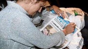 <b>ABANDONÓ LA PRISIÓN A LAS 21:05. </b> A pesar de que la fianza se abonó hacia el mediodía, los trámites reglamentarios retrasaron la puesta en libertad de Carmelo Peña Rodríguez hasta las 21:05 horas. En la presente imagen se puede ver que el acusado hizo todo lo posible para que los medios de comunicación no le retratasen. Su esposa le tapó el rostro con un periódico.