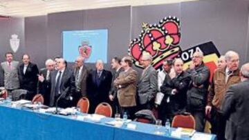 <b>CONSEJO. </b>Bandrés, Agapito y otros miembros del Consejo de Administración del Real Zaragoza se fotografiaron con los integrantes del nuevo Consejo de Veteranos del club.