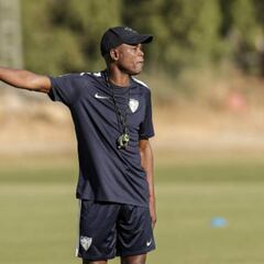 El Málaga anuncia que Dely Valdés deja de entrenar al filial