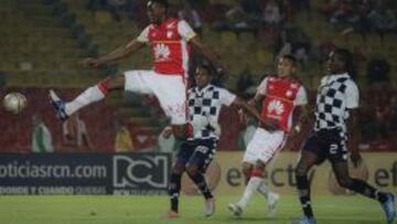 Con 1,93 metros de altura, el jugador cambió la profesión de portero a defensa. Registra 5 goles con Santa Fe.