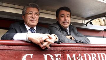 Imagen de Enrique Cerezo, presidente del Atlético de Madrid, e Ignacio González, expresidente de la Comunidad de Madrid con el Partido Popular.