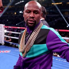 Mayweather presume sus grandes fajos de dinero mientras juega póker