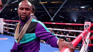 Floyd Mayweather se caracteriza por ser exc&eacute;ntrico y presumir sus millones a donde quiera que vaya, y este domingo 19 de abril lo hizo mientras volaba su jet.