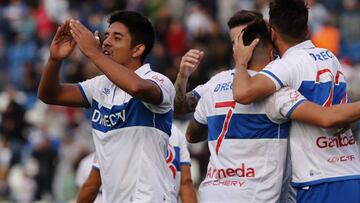 Futbol, Universidad Catolica vs Deportes Iquique.
 Decimocuarta fecha, campeonato de Clausura 2016/17
 El jugador de Universidad Catolica Fabian Manzano, izquierda, celebra con sus compa&Atilde;&plusmn;eros luego de convertir un gol contra Deportes Iquiqu